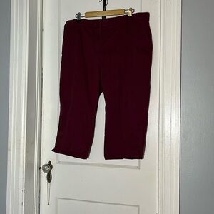 Karen Scott 20W Maroon Capri 98% Cotton2%Spandex Pants. Elastic SidesWaistband